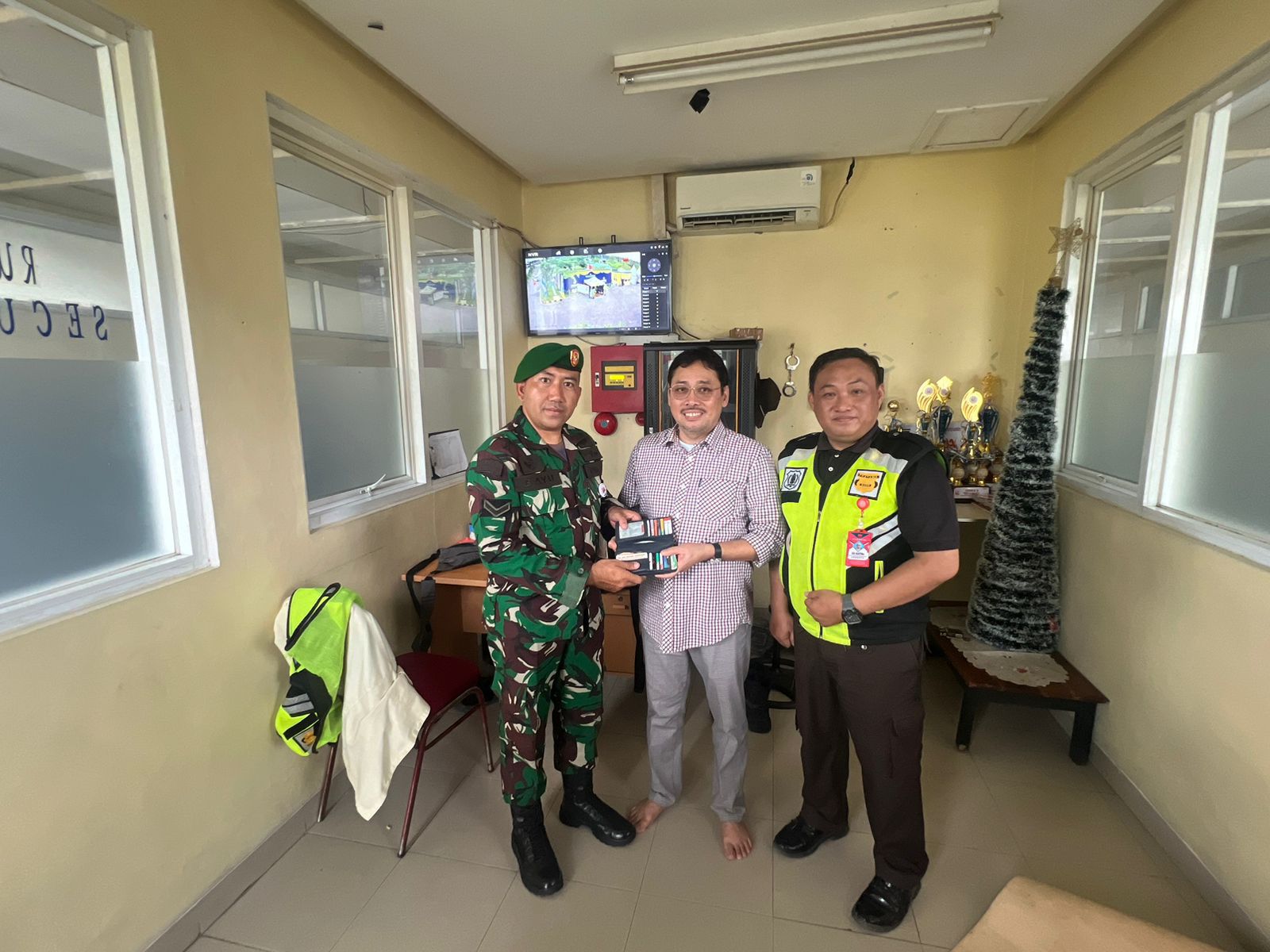 Tertinggal di Rest Area Tol Bakter, Tas Berisi Dolar dan Uang Jutaan Dikembalikan Utuh