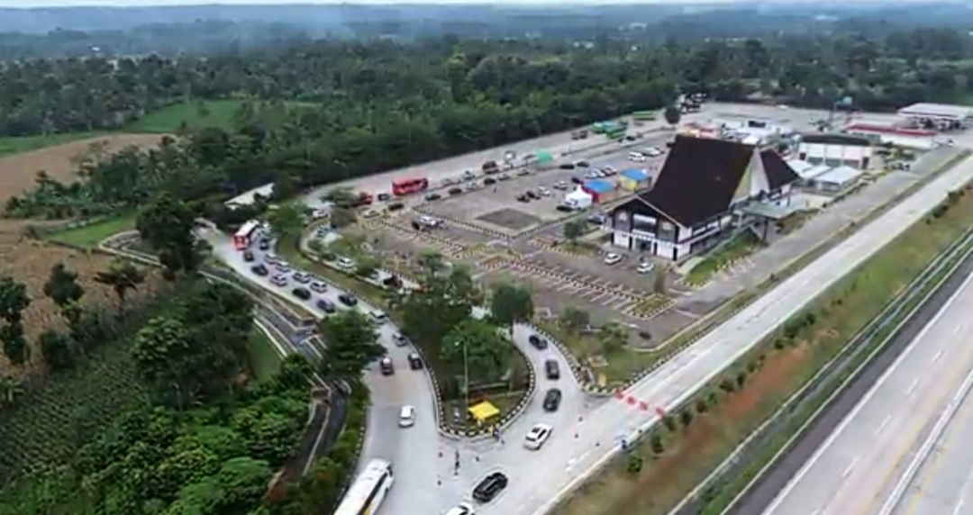 Antisipasi Antrean di Bakauheni, Truk Ditahan Sementara di Rest Area Tol Bakter