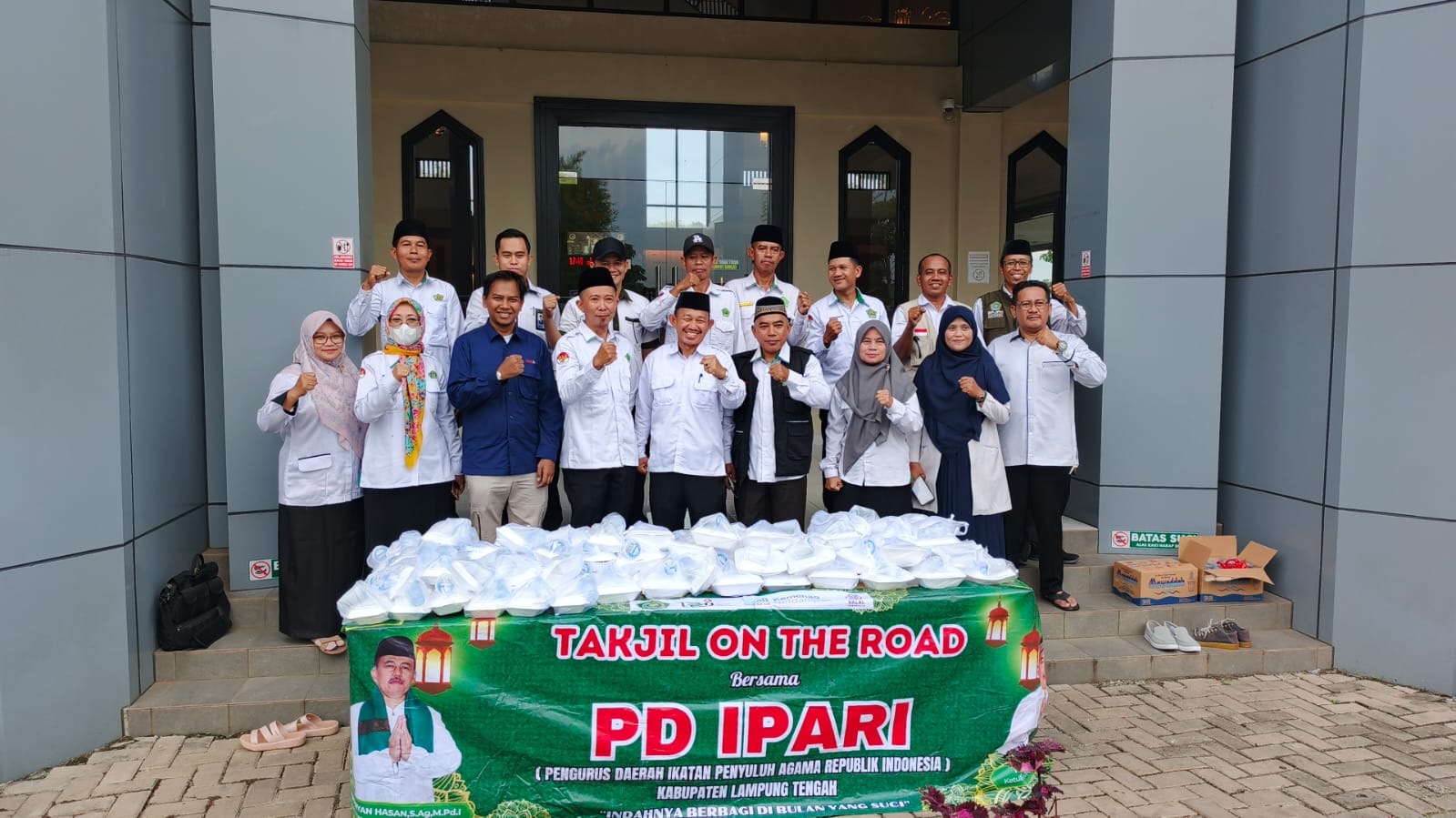 Pengelola Tol Bakter Bersama IPARI Lampung Tengah Bagikan Takjil Gratis di Rest Area KM 116