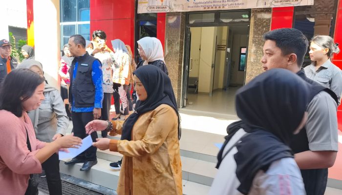 Ribuan Warga Terdampak Banjir, Wali Kota Eva Dwiana Salurkan Bantuan Tunai dan Beras