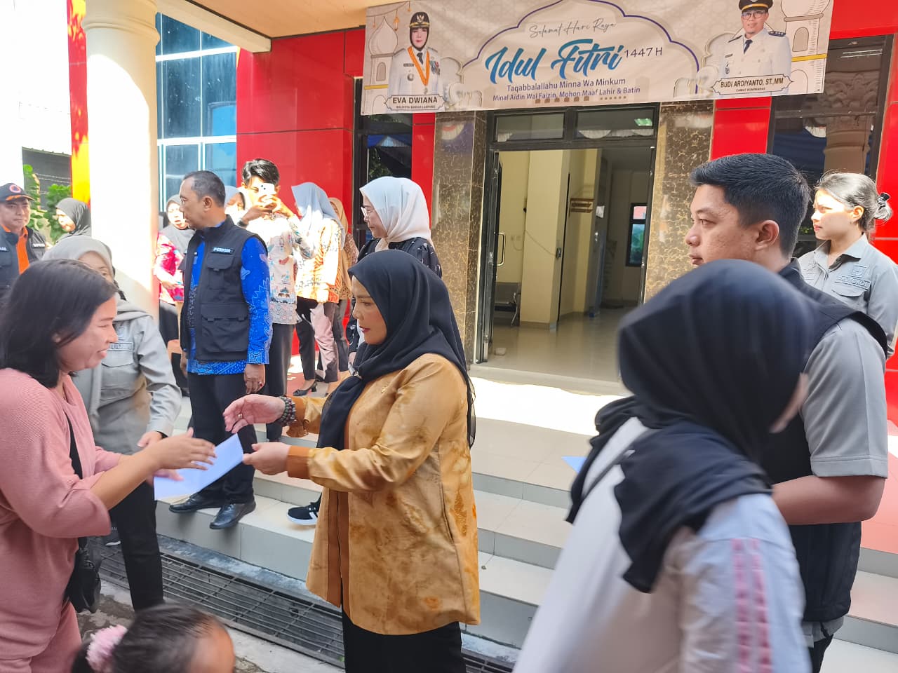 Ribuan Warga Terdampak Banjir, Wali Kota Eva Dwiana Salurkan Bantuan Tunai dan Beras