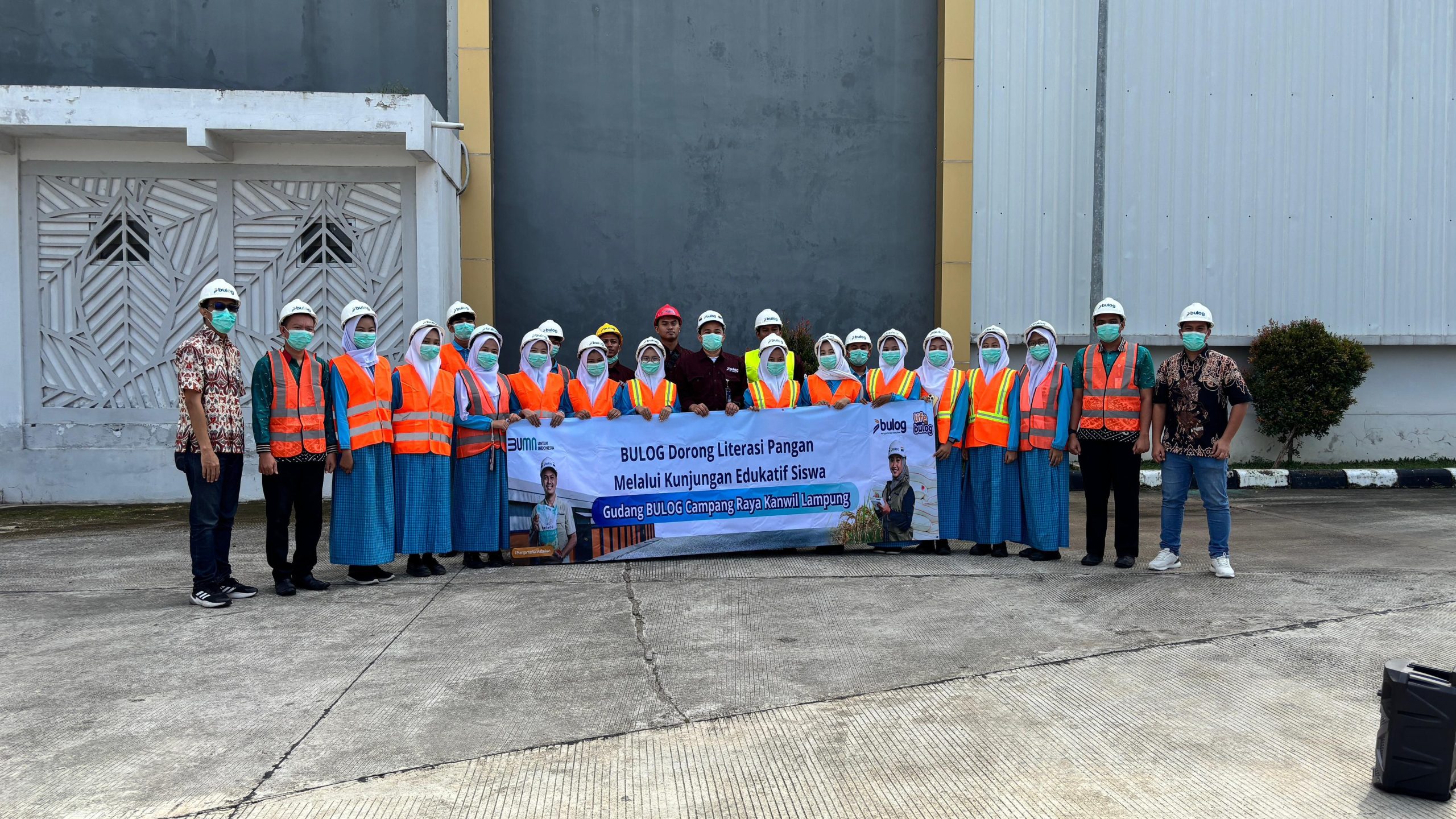 Bulog Lampung Ajak Siswa SMKN 4 Bandar Lampung Kenal Ketahanan Pangan Lewat Eduwisata