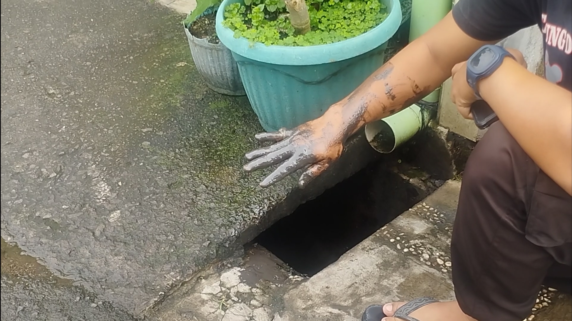 Sumur Tercemar dan Drainase Penuh Oli, Warga Sawah Brebes Keluhkan Limbah B3 dari KAI