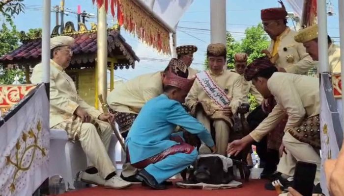 Di Tengah Safari Politik, Jokowi Terima Gelar Adat Lampung “Baginda Pemuka Bangsa”