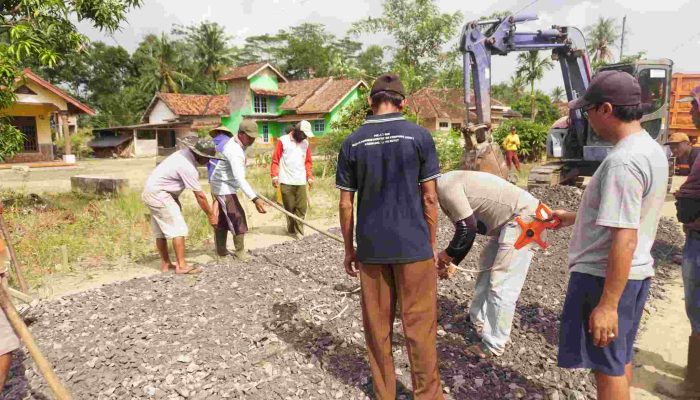 HKA Bantu Perbaikan Jalan Rusak di Lampung Tengah
