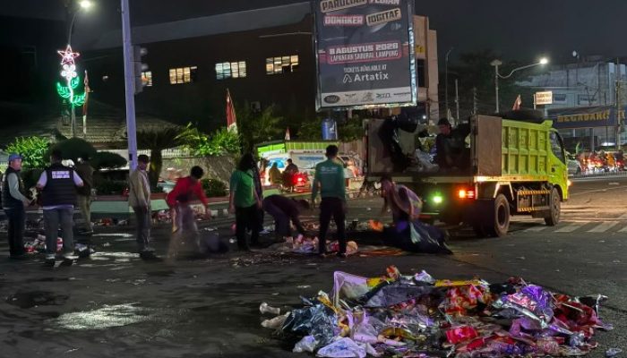 DLH Bandar Lampung Kerahkan 50 Petugas Bersihkan Sampah Nobar yang Viral