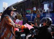 Eva Dwiana Bagikan 10 Ribu Bendera Jelang HUT RI