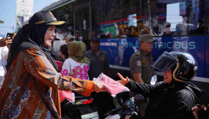 Eva Dwiana Bagikan 10 Ribu Bendera Jelang HUT RI