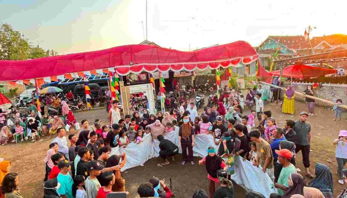 Aksi Kocak Ibu-Ibu Mata Tertutup Tangkap Bebek Meriahkan HUT Ke-81 RI di Kelapa Tujuh Kotabumi