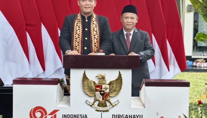 Bang Naim Kenakan Busana Adat Pesisir Barat di Istana