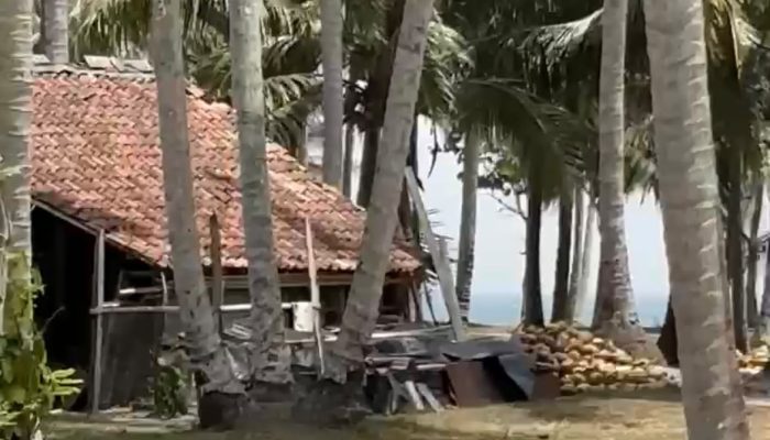 Abu Vulkanik Ganggu Aktivitas Warga Pesisir Barat
