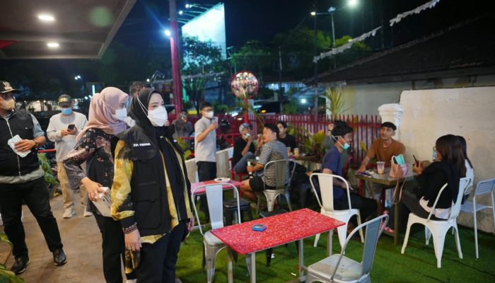 Pemkot Bandar Lampung Bagikan Masker Hadapi Abu Vulkanik