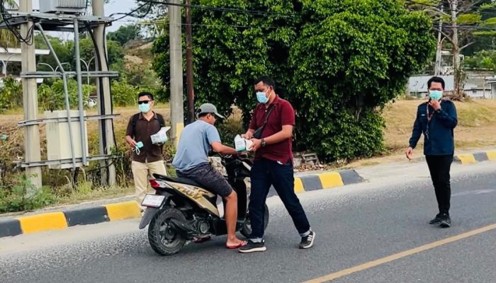 ILS Pesisir Barat Bagikan Masker Hadapi Abu Vulkanik