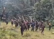 Masyarakat Adat Papua Kawal Excavator di Tengah Ancaman KKB