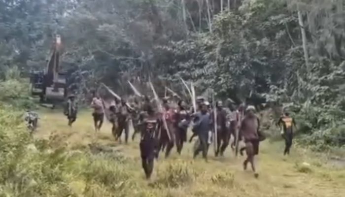 Masyarakat Adat Papua Kawal Excavator di Tengah Ancaman KKB