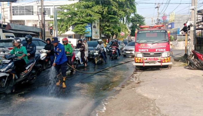 Tumpahan Oli Jalan Urip Sumoharjo Dibersihkan, Pengendara Diminta Waspada